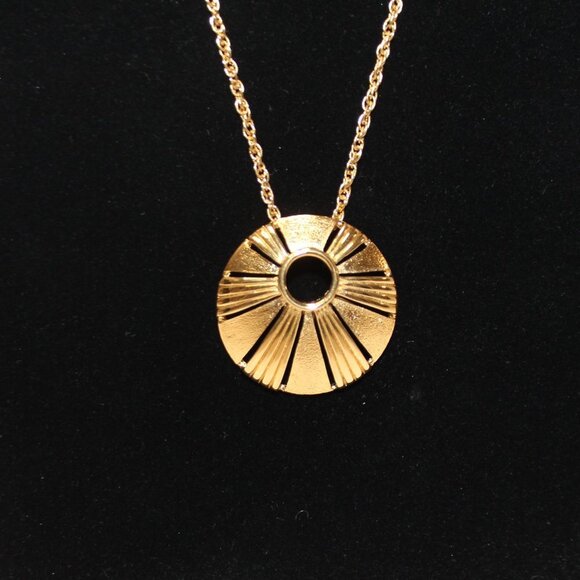 Crown Trifari Gold Tone Starburst Medallion Necklace - Picture 2 of 11